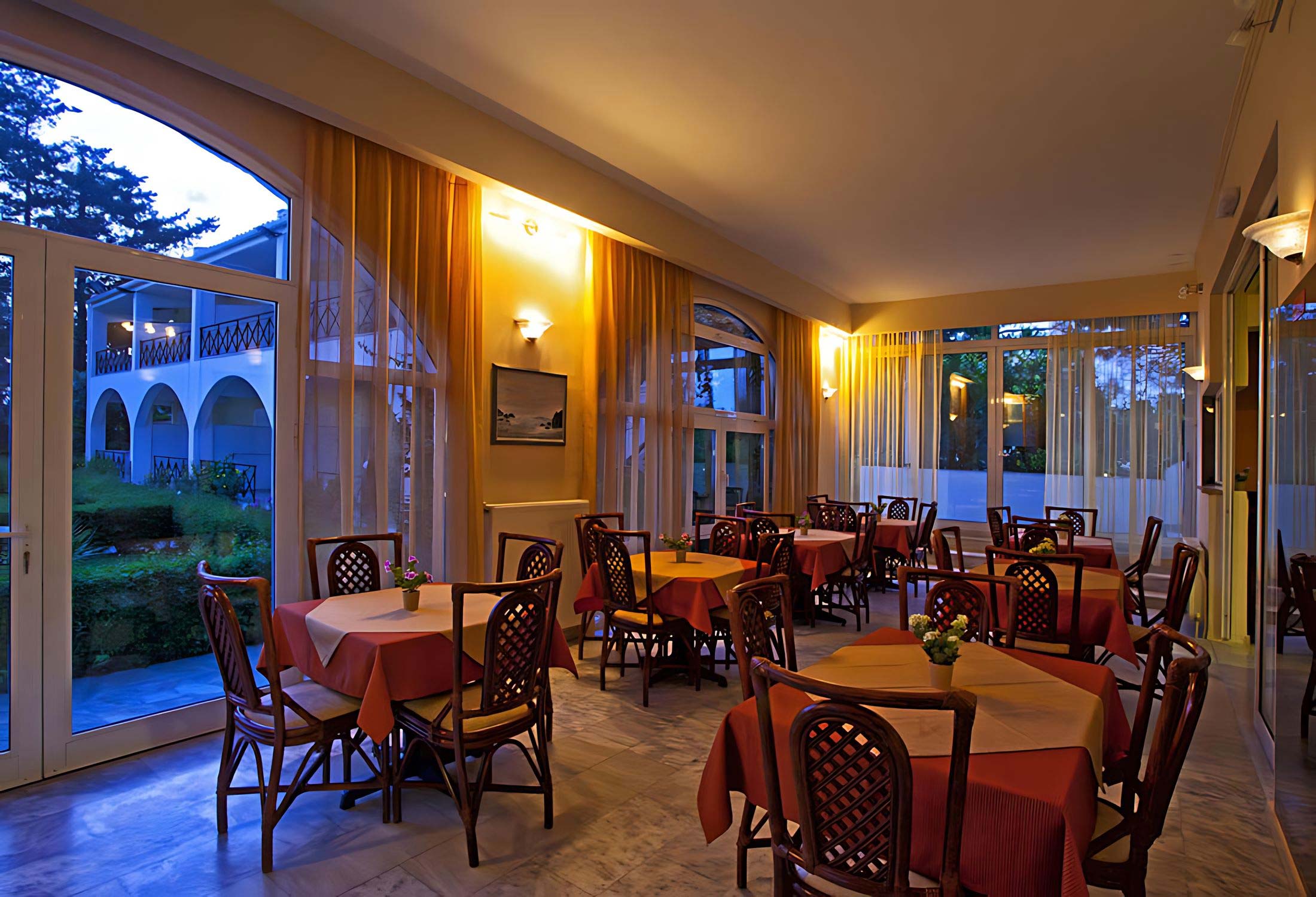 BAR & RESTAURANT